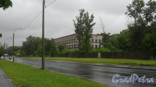 Фермское шоссе, дом 36, литер К. один из корпусов психиатрической больницы имени Скворцова-Степанова. Вид здания с улицы Аккуратова. Фото 19 июня 2016 года.