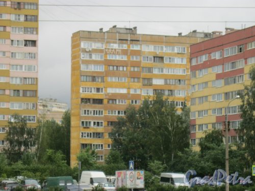 Петергофское шоссе, дом 13, корпус 2. Фрагмент здания. Вид с Петергофского шоссе. Фото 8 июля 2016 г.