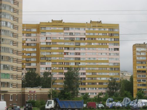 Петергофское шоссе, дом 15, корпус 2. Фрагмент здания. Вид с Петергофского шоссе. Фото 8 июля 2016 г.