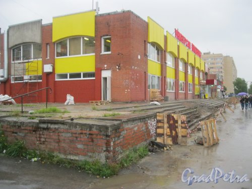 Петергофское шоссе, дом 3, корпус 1. Ремонтные работы у здания. Фото 1 августа 2016 г.