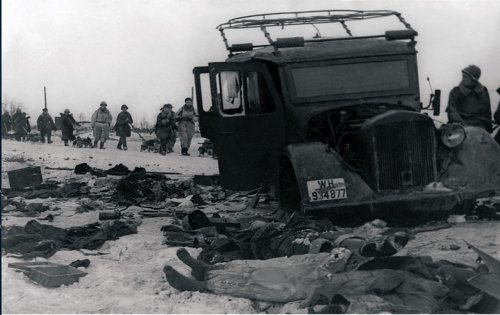 Шоссе «Ленинград—Новгород» (М-10). Подбитый немецкий штабной автомобиль и трупы немецких солдат. 12 февраля 1944 года