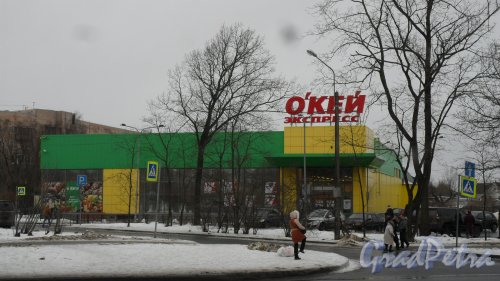 Красное Село, Стрельнинское шоссе, дом 1А. Гипермаркет «О’Кей». Вид здания с проспекта Ленина. Фото 23 января 2017 года.