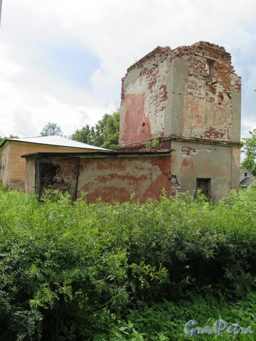 Ораниенбаумское шоссе, д. 2. Сергиевка. Церковь (капелла) св. Екатерины(руины), в современном состоянии. фото июль 2015 г.