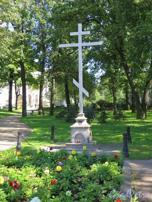 шоссе Революции, 71. Памятный крест на месте б. церкви Св. Параскевы Пятницы, снесена в 1936 г. Общий вид Креста. фото август 2015 г.