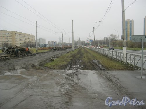 Петергофское шоссе в районе дома 3. Вид на работы по замене трамвайных путей (вид в сторону пр. Маршала Жукова). Фото 17 ноября 2015 г.
