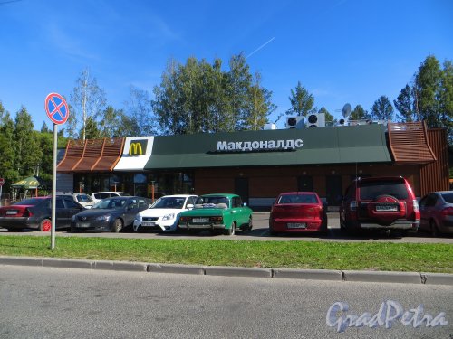 Горелово, Красносельское шоссе, дом 40, корпус 2, литера Б. Общий вид павильона ресторана «Макдоналдс». Фото 20 августа 2015 г.