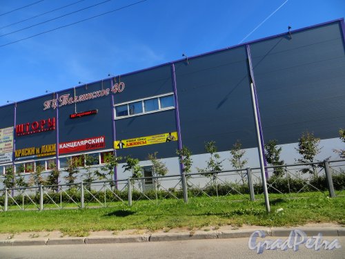 Горелово, Красносельское шоссе, дом 40. Фасад ТЦ «Таллинское 40». Фото 20 августа 2015 г.