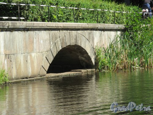 Ораниенбаумское шоссе (Мордвиновка), д. 2. парк «Сергиевка». Мост-плотина на Оранжнвом пруду, 19 в. фото август 2018 г.