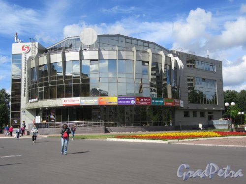 шоссе Революции, д. 8. ТК «Орловский», 2007. Угловой фасад. фото август 2018 г.