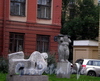 Малые скульптурные формы (скульптуры «Даная» - левая, «Кариатида» - правая) у дома 6 по Тульской улице. Фото сентябрь 2008 г.