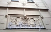 Ординарная ул., д. 4. Особняк Г. Г. Винекена. Фрагмент торцевой части фасада с монограммой бывшего владельца. Фото сентябрь 2009 г.