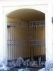 Бол. Конюшенная ул., д. 5. Доходный дом М. И. Пущина. Решетка ворот. Фото март 2010 г.