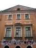 Ул. Ломоносова, д. 3 (левая часть). Фрагмент фасада здания. Фото март 2010 г.