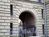 Ул. Кирочная, д. 55 / Суворовский пр., д. 61. Въездная арка со стороны Кирочной улицы. Фото октябрь 2008 г.