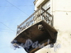 Колокольная ул., д. 18/ул. Марата, д. 19. Балкон на фасаде здания. Апрель 2009 г.