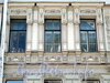 Казанская ул., д. 40. Бывший доходный дом. Фрагмент фасада здания. Фото июль 2009 г.