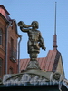 Фигура Тритона, трубящего в раковину на Метеорологическом павильоне на Малой Конюшенной улице. Фото июль 2009 г.
