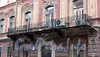 Галерная ул., д. 20 (правая часть). Доходный дом И.О. Утина. Балкон. Фото июль 2009 г.