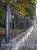 Ограда сквера между домами 45 и 51 по ул. Черняховского. Фото октябрь 2009 г.
