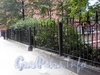 Ограда между домами 6 и 10 по Бол. Монетной улице. Фото сентябрь 2009 г.