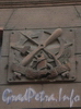 Бол. Монетная ул., д. 9. Знак Осоавиахима на фасаде здания. Фото сентябрь 2009 г.