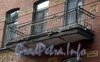 Бол. Монетная ул., д. 10. Доходный дом Е. Ц. Кавоса. Поврежденная решетка балкона. Фото сентябрь 2009 г.