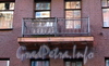 Ул. Володи Ермака, д. 17. Бывший доходный дом. Решетка балкона. Фото август 2009 г.