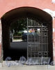 Гороховая ул., д. 44. Бывший доходный дом. Решетка ворот. Фото июль 2009 г.