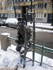 Одесская ул., д. 1. Памятник фонарщику. Фото февраль 2009 г.