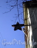 Пионерская ул., д. 15. Пятиконечная звезда на фасаде дома. Фото октябрь 2008 г.