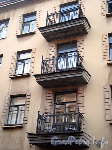 Ул. Чехова, д. 12-16. Фрагмент фасада здания. Фото октябрь 2009 г.