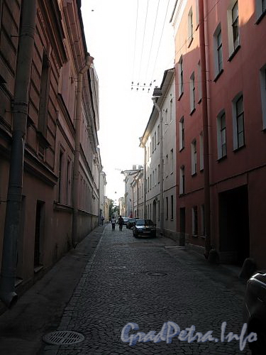 Перспектива улицы Репина от Румянцевской площади в сторону Большого проспекта В.О. Фото июль 2009 г.