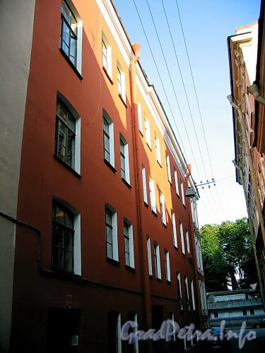 Ул. Репина, д. 1 (левая часть). Доходный дом А. В. Макарова (Г. Ю. Урлауб). Фасад здания. Фото июль 2009 г.