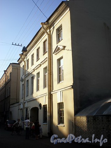Ул. Репина, д. 17. Флигель дома И. В. Голубина (И. И. Зайцевского). Фасад здания. Фото июль 2009 г.