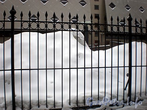 Фрагмент ограды Горсткина рынка. Фото февраль 2010 г.
