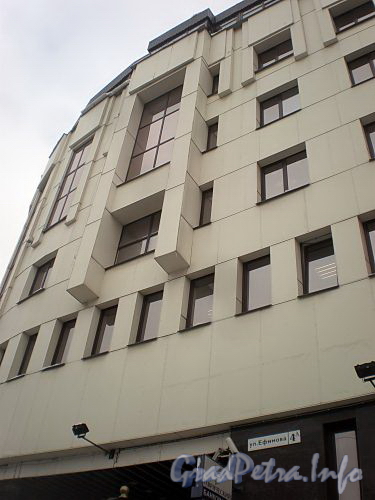 Ул. Ефимова, д. 4, лит. А. Бизнес-центр «Мир». Фрагмент угловой части фасада. Фото февраль 2010 г.