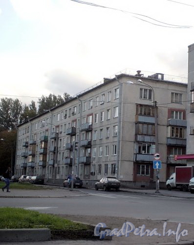 Омская ул., д. 8. Общий вид здания. Фото октябрь 2009 г.