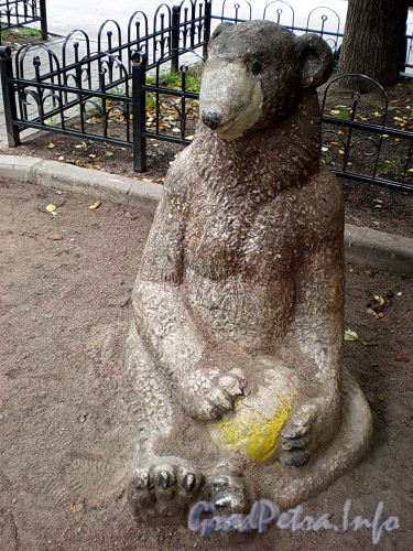 Скульптуры животных в сквере на детской площадке у дома 3 по Ординарной улице. Фото сентябрь 2009 г.