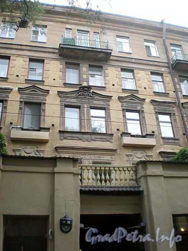Ординарная ул., д. 10. Бывший доходный дом. Фрагмент фасада здания. Фото сентябрь 2009 г.