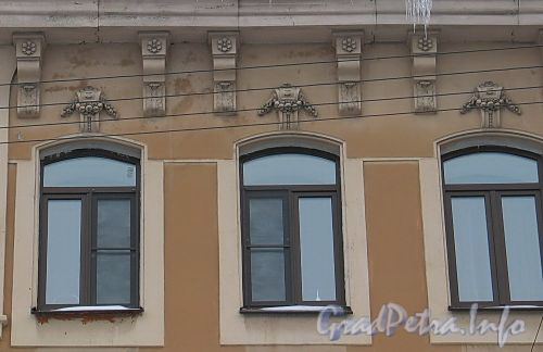 Ул. Рылеева, д. 5. Бывший доходный дом. Фрагмент фасада здания. Фото февраль 2010 г.