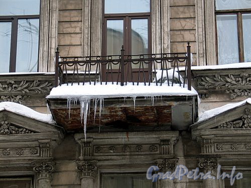 Ул. Рылеева, д. 8. Решетка балкона. Фото февраль 2010 г.