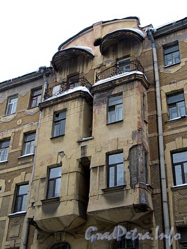Ул. Рылеева, д. 17-19. Сдвоенный эркер по центру фасада. Фото февраль 2010 г.