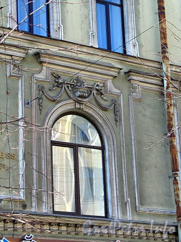 Бол. Конюшенная ул., д. 29. Доходный дом Башмакова. Фрагмент фасада здания. Фото март 2010 г.