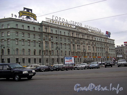 Фасад гостиницы «Октябрьская» со стороны пл. Восстания.