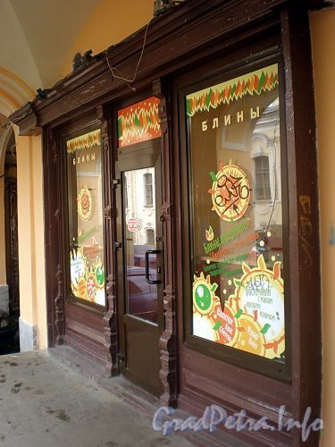 Ул. Ломоносова, д. 3 (правая часть). Входная дверь галереи. Фото март 2010 г.