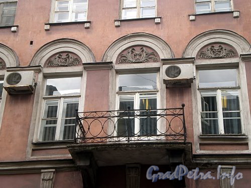 Ул. Ломоносова, д. 24. Бывший доходный дом. Фрагмент фасада с балконом. Фото март 2010 г.