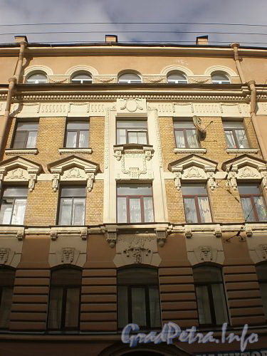 Ул. Ломоносова, д. 28. Фрагмент фасада. Фото март 2010 г.