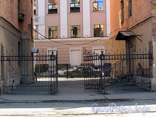Ул. Котовского, д. 1 (правая часть). Ограда между корпусами. Фото август 2009 г.