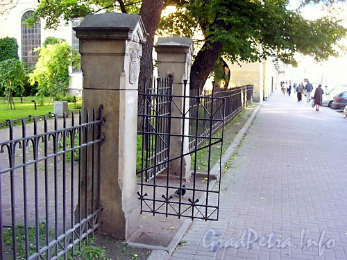 Ограда Старо-Манежного сада\ Фото 2000-х годов..