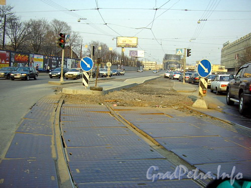 До 2006 года по мосту Петра Великого ходили трамваи. Трамвайные пути на Тульской улице. Вид от Новгородской улицы.